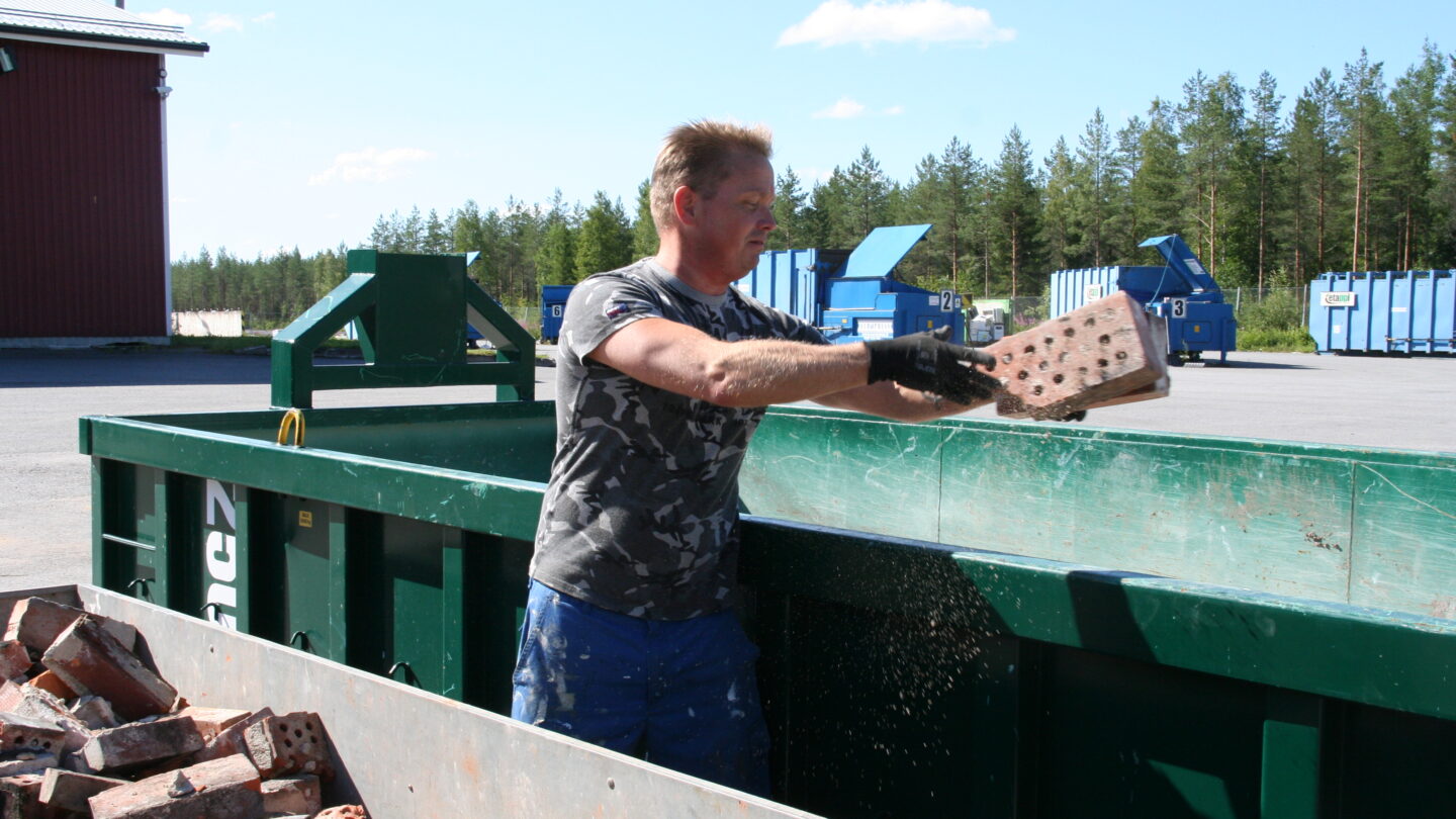 Jätekuorman purku jäteasemalla